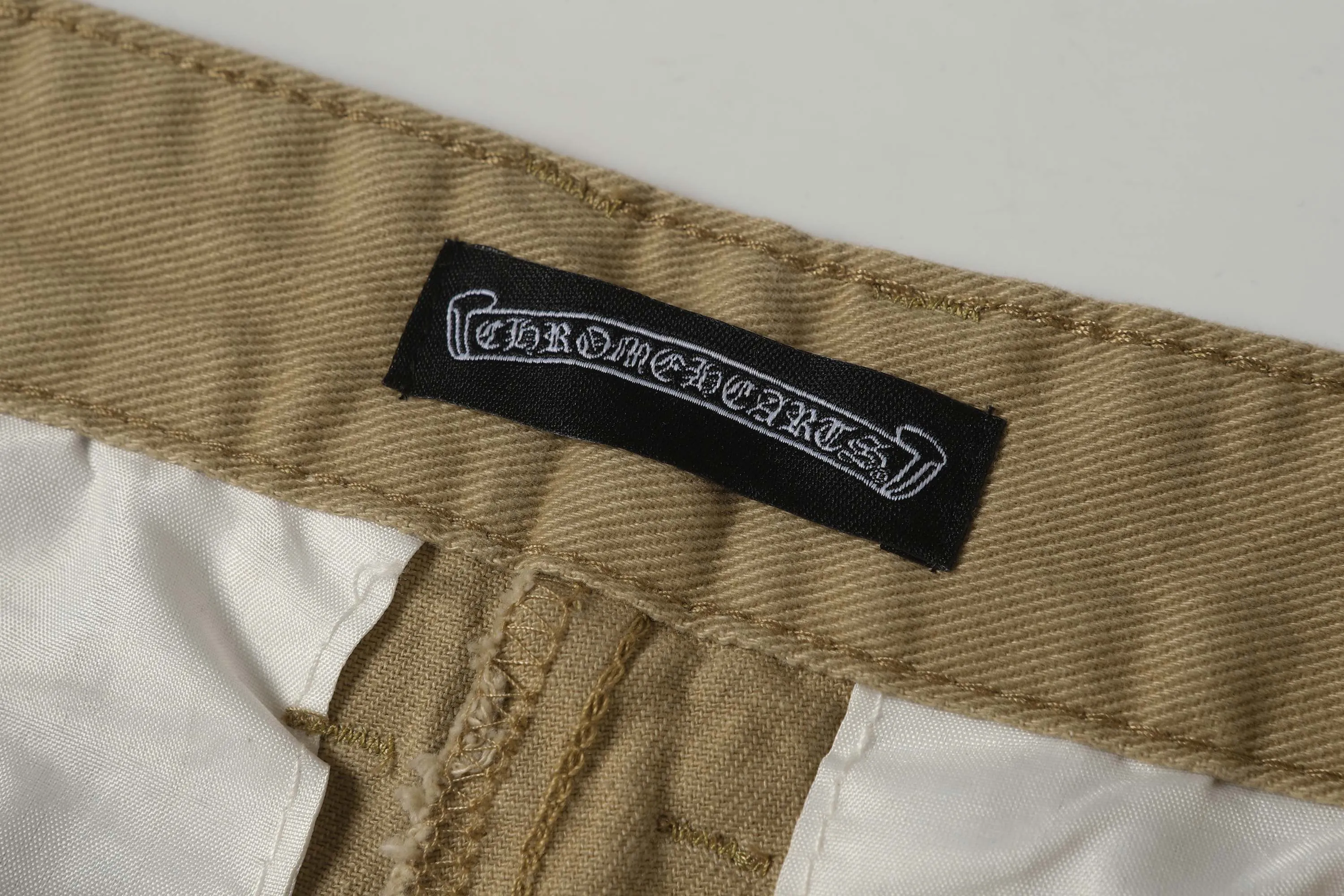 P256 Actual photo [High quality] Coding: LH242 Color: Picture color Size: S to XXXL - Chrome Hearts/Chrome Hearts Classic colored leather cross washed color cloth unisex denim trousers - Vibe style straight stacked god-level version - Carbon fine bias denim color cloth - Old vintage complete set of hardware - Chrome Hearts high version uses high ounce custom fabrics, enzyme washing and soft color fixation, soft and thick to wear The details are all produced by pure hand polishing and craftsmanship. All-over jacquard fabrics have unique design styles. Multiple processes create a full retro feel. Niche unique non-colliding shirts. Customized old spray-painted buttons. Every detail is crafted with craftsmanship. Size Pants length Waist Hips Unit cm S 98 68 100 M 99 72 104 L 100 76 108 XL 101 80 112 XXL 102 84 116 XXXL 103 88 120